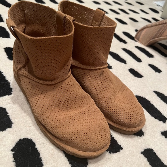 Uggs classic unlined mini perf perforated suede boots in tawny women’s sz 7 - Picture 9 of 9